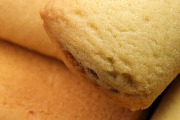 Beyaz aynalı arka planda kremalı tatlı kurabiyeler.