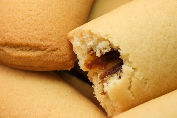 Beyaz aynalı arka planda kremalı tatlı kurabiyeler.