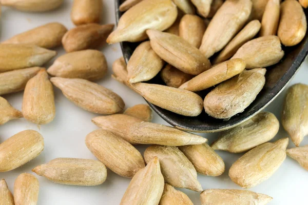 Kavrulmuş ayçiçeği tohumları çay kaşığında yakın plan beyaz bir aynada.