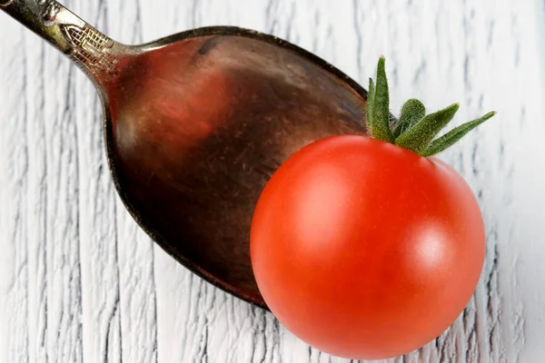 Small Red Ripe Tomato Teaspoon White Mirror Background Close — ストック写真