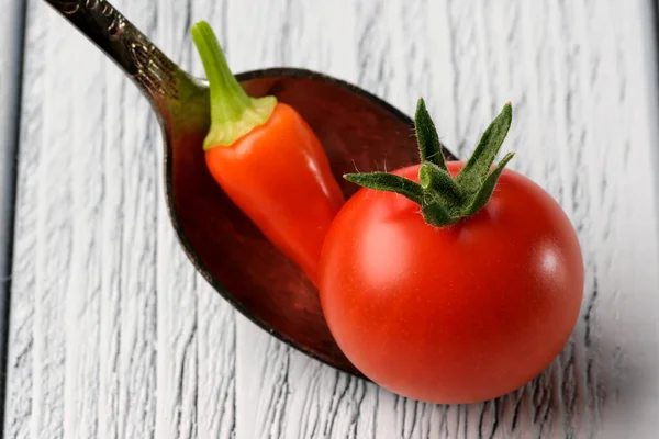 Small Red Ripe Tomato Red Hot Pepper Teaspoon Light Wooden — ストック写真