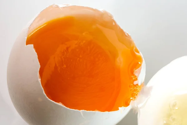 Uovo Pollo Rotto Con Tuorlo Sfondo Bianco Primo Piano — Foto Stock