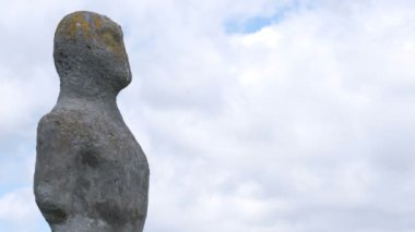 Scythian taş kadın Antik heykel Parlak bir bahar gününde gökyüzüne karşı beyaz bulutlarla