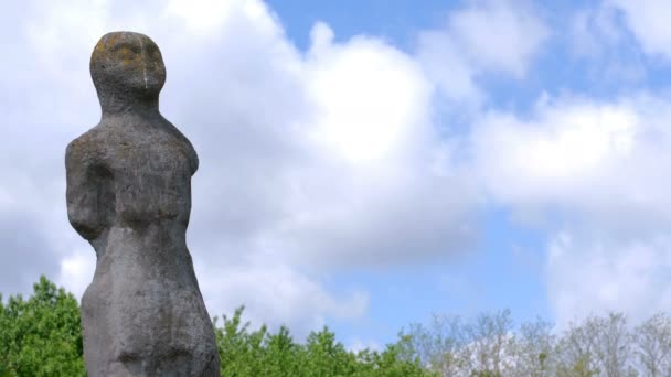 锡石女子古老的雕塑在一个明亮的春日 白云映衬着天空 — 图库视频影像