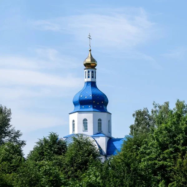 Kyiv Bölgesinin Dzvinkove Köyündeki Ukrayna Ortodoks Kilisesi Mavi Bulutsuz Yaz — Stok fotoğraf