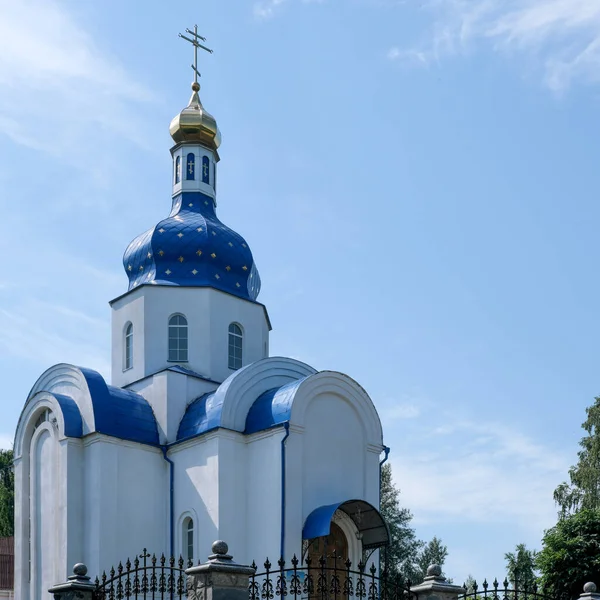青い雲のない夏の空を背景に キエフ地方のDzvinkove村のウクライナ正教会 — ストック写真