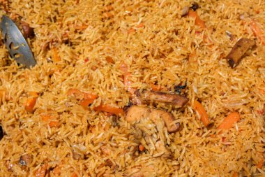 Pilaf, sarımsaklı bir kazanda, açık havada ateşte pişirilmiş.