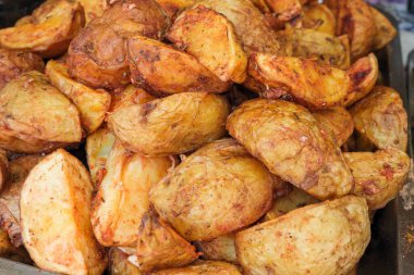 Yaz pikniğinde açık ateşte pişirilmiş patatesler.