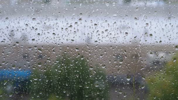 一个城市公寓的电视屏幕保护窗口 玻璃上有雨滴 关注雨滴 特写4K — 图库视频影像