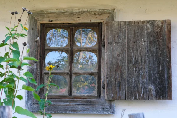 Finestra Una Vecchia Casa Rustica Legno Con Fiori Geranio Vaso — Foto Stock