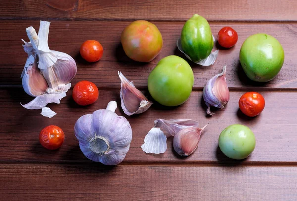 Natura Morta Con Pomodori Aglio Tavolo Marrone Strutturato Dalle Tavole — Foto Stock