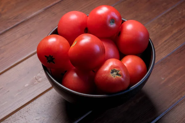 Rote Reife Tomaten Auf Einem Braunen Keramikteller Auf Einem Strukturierten — Stockfoto