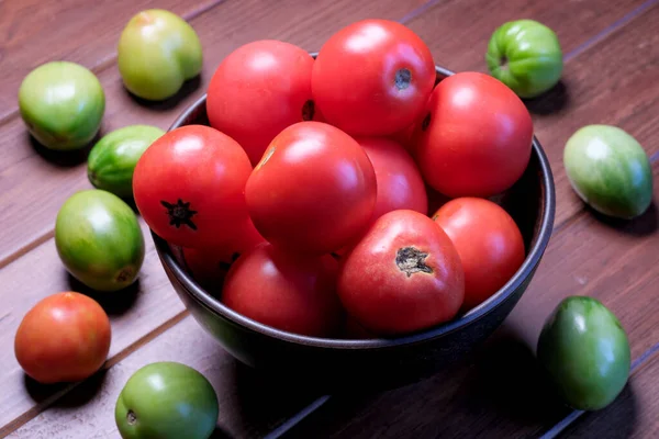 Tomates Mûres Rouges Sur Une Assiette Céramique Brune Tomates Vertes — Photo