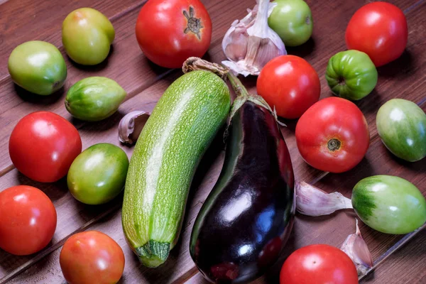 Berinjela Abobrinha Tomates Vermelhos Maduros Verdes Com Alho Uma Mesa — Fotografia de Stock