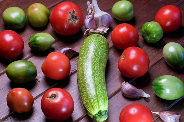 Fruta Abobrinha Tomates Vermelhos Maduros Verdes Com Alho Uma Mesa — Fotografia de Stock
