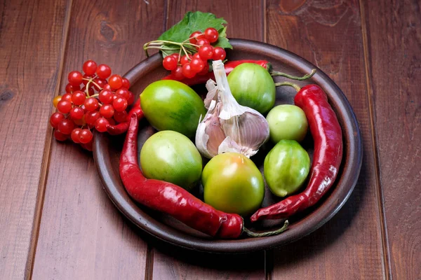 Tomates Verdes Con Pimientos Rojos Picantes Manojo Viburnum Plato Cerámica — Foto de Stock
