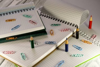 Alacakaranlık ışığı kırtasiyesi eğitim arka planında içi boş kağıt ve kurşun kalemlerle dolu sayfaları açtı