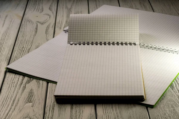 Carnets Vierges Ouverts Avec Feuilles Arrachées Carreaux Sur Une Table — Photo