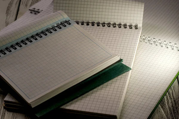 Cadernos Branco Abertos Com Folhas Rasgadas Quadriculadas Uma Mesa Madeira — Fotografia de Stock