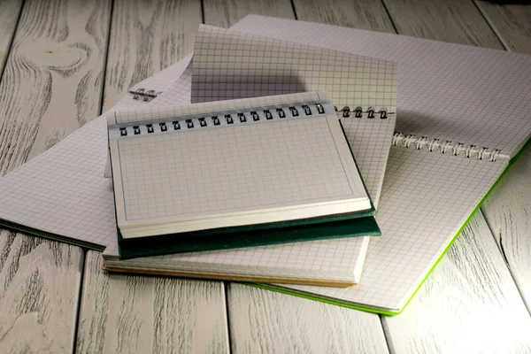 Cadernos Branco Abertos Com Folhas Rasgadas Quadriculadas Uma Mesa Madeira — Fotografia de Stock