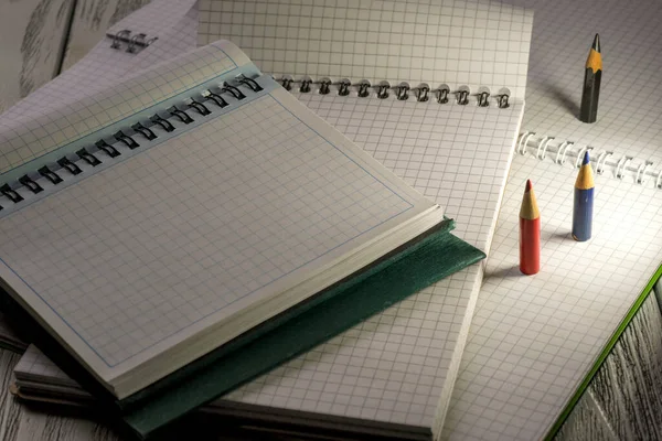 Otwarte Puste Notatniki Papieru Kratkę Luźnymi Liśćmi Ołówkami Tle Edukacyjnym — Zdjęcie stockowe