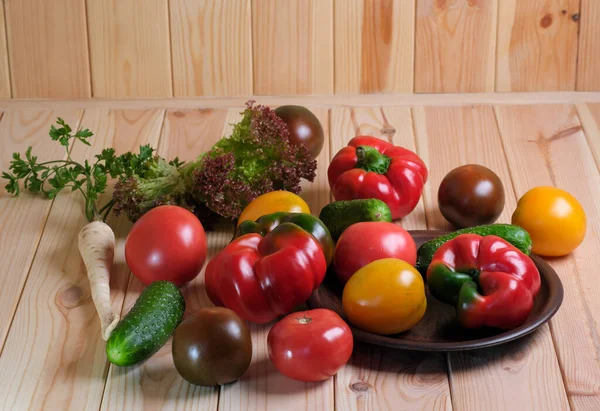 軽い木のテーブルの上にトマト ピーマン キュウリの野菜のレイアウトを閉じる — ストック写真