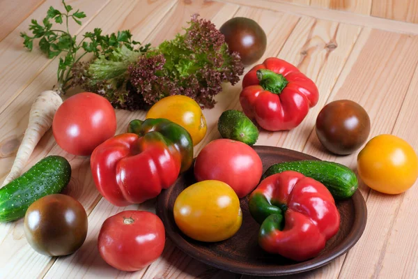 Diseño Vegetal Con Tomates Pimientos Dulces Pepino Una Mesa Madera — Foto de Stock