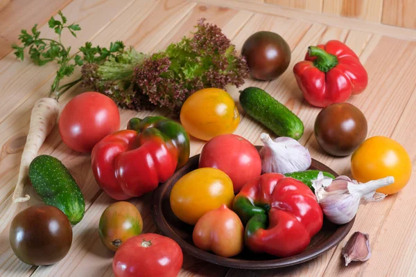 Aménagement Végétal Avec Tomates Poivrons Concombre Sur Une Table Bois — Photo