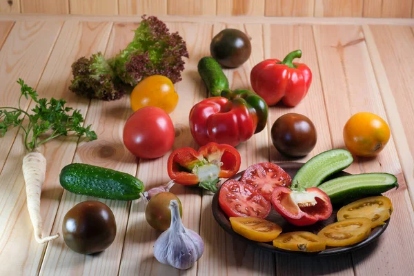 Gemüseanordnung Mit Tomaten Paprika Und Gurken Auf Einem Hellen Holztisch — Stockfoto