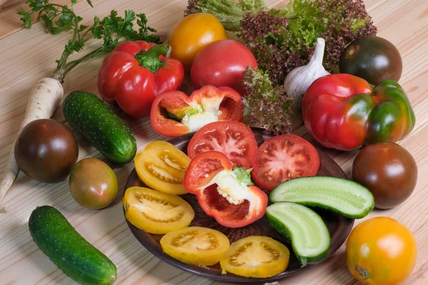 Vegetabilsk Planløsning Med Tomater Grønnsakpaprika Agurk Lett Trebord – stockfoto