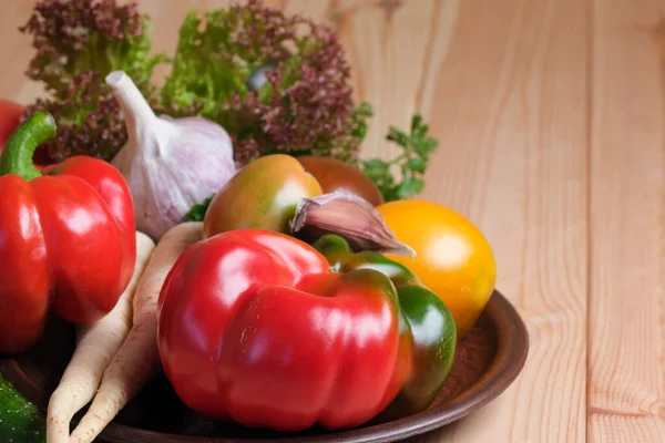 Layout Vegetal Com Tomates Pimentas Doces Pepino Uma Mesa Madeira — Fotografia de Stock