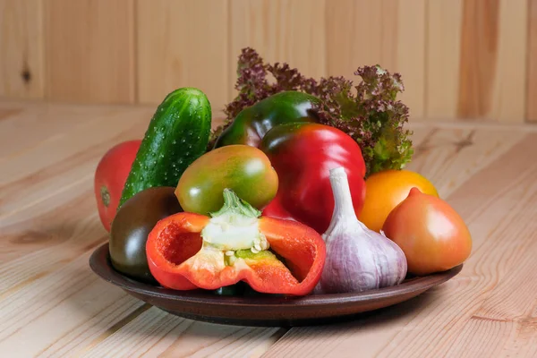軽い木のテーブルの上にトマト ピーマン キュウリの野菜のレイアウトを閉じる — ストック写真