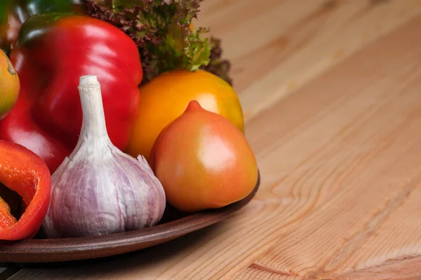 トマトと野菜のレイアウト 軽い木製のテーブルの上の甘いピーマンのクローズアップ — ストック写真
