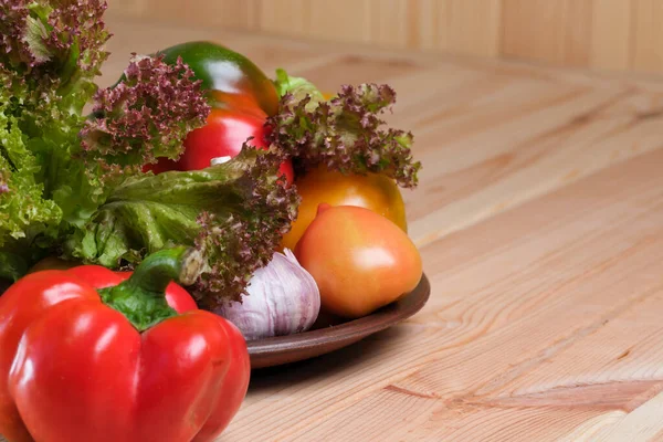 Layout Vegetal Com Tomates Pimentas Doces Uma Mesa Madeira Leve — Fotografia de Stock
