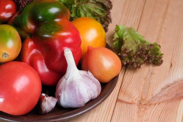 Diseño Vegetal Con Tomates Pimientos Dulces Una Mesa Madera Ligera —  Fotos de Stock