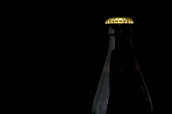 黒を基調とした新鮮なライトボトル入りビールマクロ写真 — ストック写真