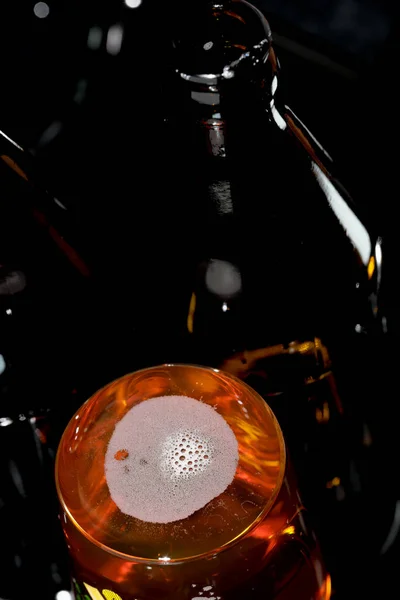 Cerveza Embotellada Luz Viva Fresca Sobre Fondo Negro Macro Fotografía — Foto de Stock