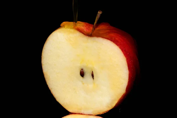Połowa Czerwonego Dojrzałego Słodkiego Jabłka Jest Zalewana Sokiem Czarne Tło — Zdjęcie stockowe