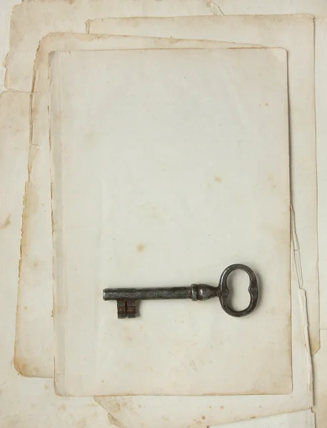 Old paper and key. — Stock Photo, Image