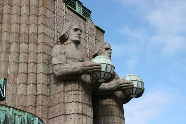 Statues at the railway station in Helsinki. — Stock Photo, Image
