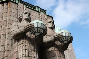 Helsinki tren istasyonunda heykeller.