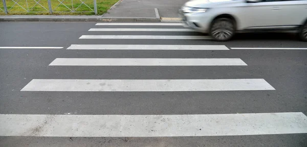 Carro Branco Está Passando Por Uma Travessia Pedestre Carro Embaçado — Fotografia de Stock