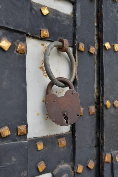 Old Padlock Lock Hangs Closed Gate — Fotografia de Stock