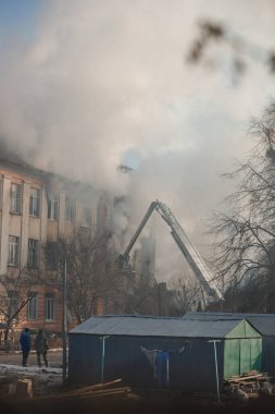 ZHYTOMYR, UKRAINE - 8 Mart 2022: Rusya 'nın Ukrayna' ya karşı savaşı. Kiev yakınlarındaki büyük bir şehirde, düşman uçakları ve füzeleri bir eve zarar veriyor. İtfaiyeciler yangını söndürdü. Kurtarma ekipleri evin enkazını sökün..