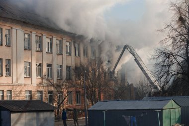 ZHYTOMYR, UKRAINE - 8 Mart 2022: Rusya 'nın Ukrayna' ya karşı savaşı. Kiev yakınlarındaki büyük bir şehirde, düşman uçakları ve füzeleri bir eve zarar veriyor. İtfaiyeciler yangını söndürdü. Kurtarma ekipleri evin enkazını sökün..