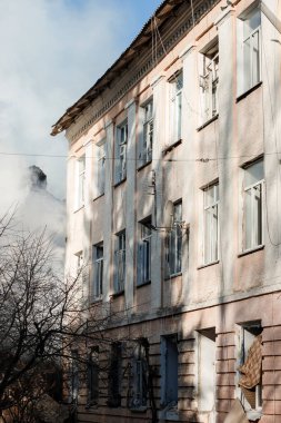 ZHYTOMYR, UKRAINE - 8 Mart 2022: Rusya 'nın Ukrayna' ya karşı savaşı. Kiev yakınlarındaki büyük bir şehirde, düşman uçakları ve füzeleri bir eve zarar veriyor..