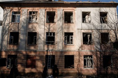 ZHYTOMYR, UKRAINE - 8 Mart 2022: Rusya 'nın Ukrayna' ya karşı savaşı. Kiev yakınlarındaki büyük bir şehirde, düşman uçakları ve füzeleri bir eve zarar veriyor..