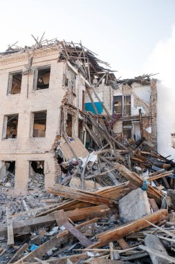 ZHYTOMYR, UKRAINE - 8 Mart 2022: Rusya 'nın Ukrayna' ya karşı savaşı. Kiev yakınlarındaki büyük bir şehirde, düşman uçakları ve füzeleri bir eve zarar veriyor..