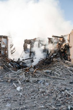 ZHYTOMYR, UKRAINE - 8 Mart 2022: Rusya 'nın Ukrayna' ya karşı savaşı. Kiev yakınlarındaki büyük bir şehirde, düşman uçakları ve füzeleri bir eve zarar veriyor. İtfaiyeciler yangını söndürdü. Kurtarma ekipleri evin enkazını sökün..