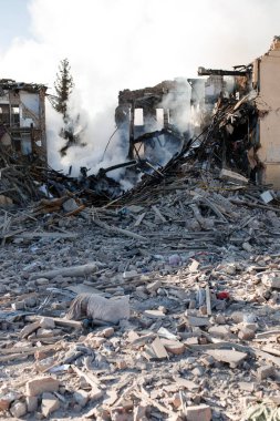 ZHYTOMYR, UKRAINE - 8 Mart 2022: Rusya 'nın Ukrayna' ya karşı savaşı. Kiev yakınlarındaki büyük bir şehirde, düşman uçakları ve füzeleri bir eve zarar veriyor. İtfaiyeciler yangını söndürdü. Kurtarma ekipleri evin enkazını sökün..